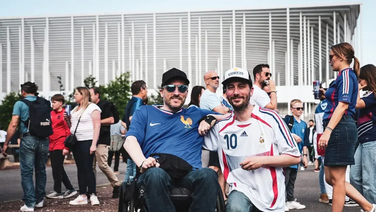 Personne à mobilité réduite parvis du Matmut ATLANTIQUE